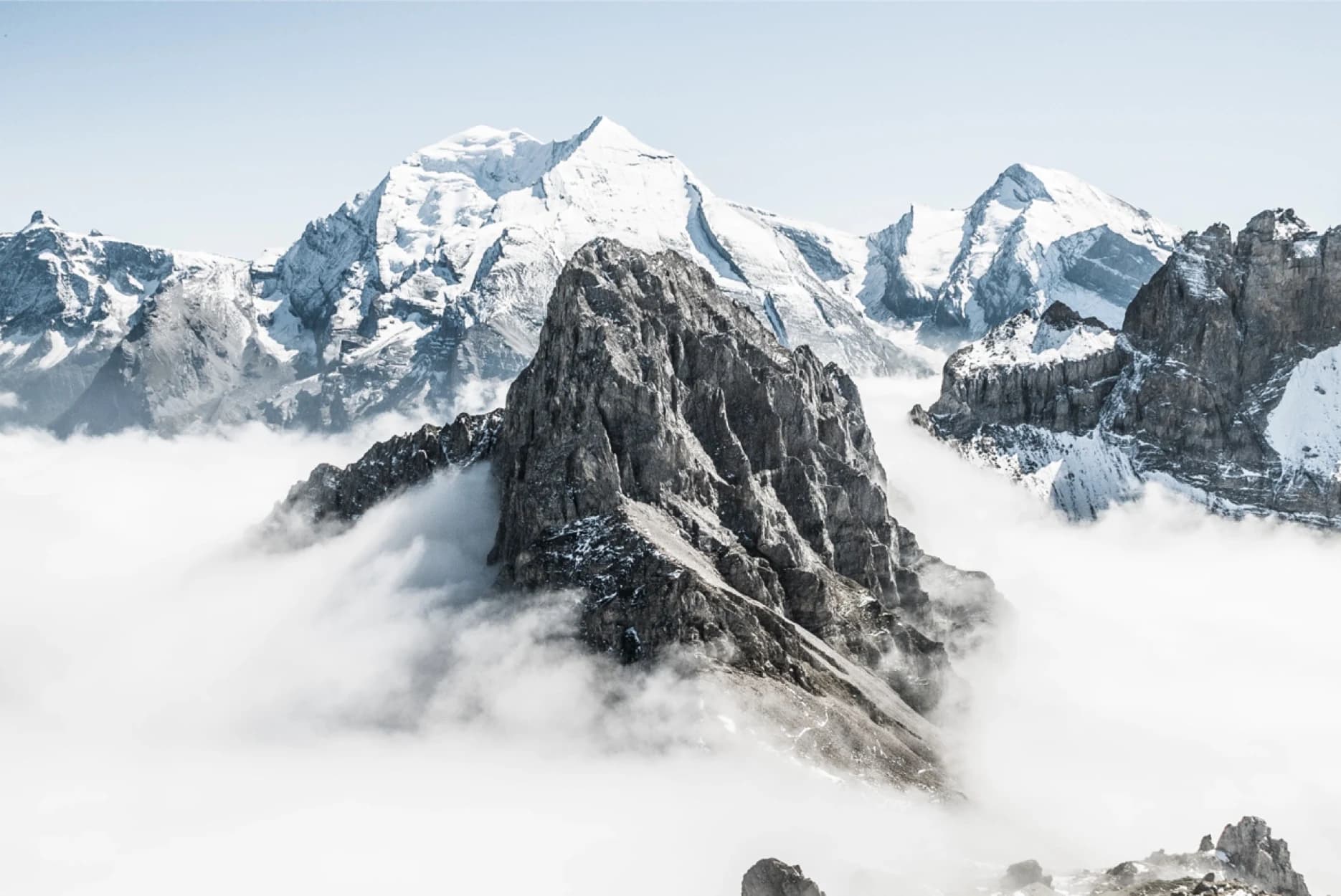 Sommets enneigés et paysage de montagne